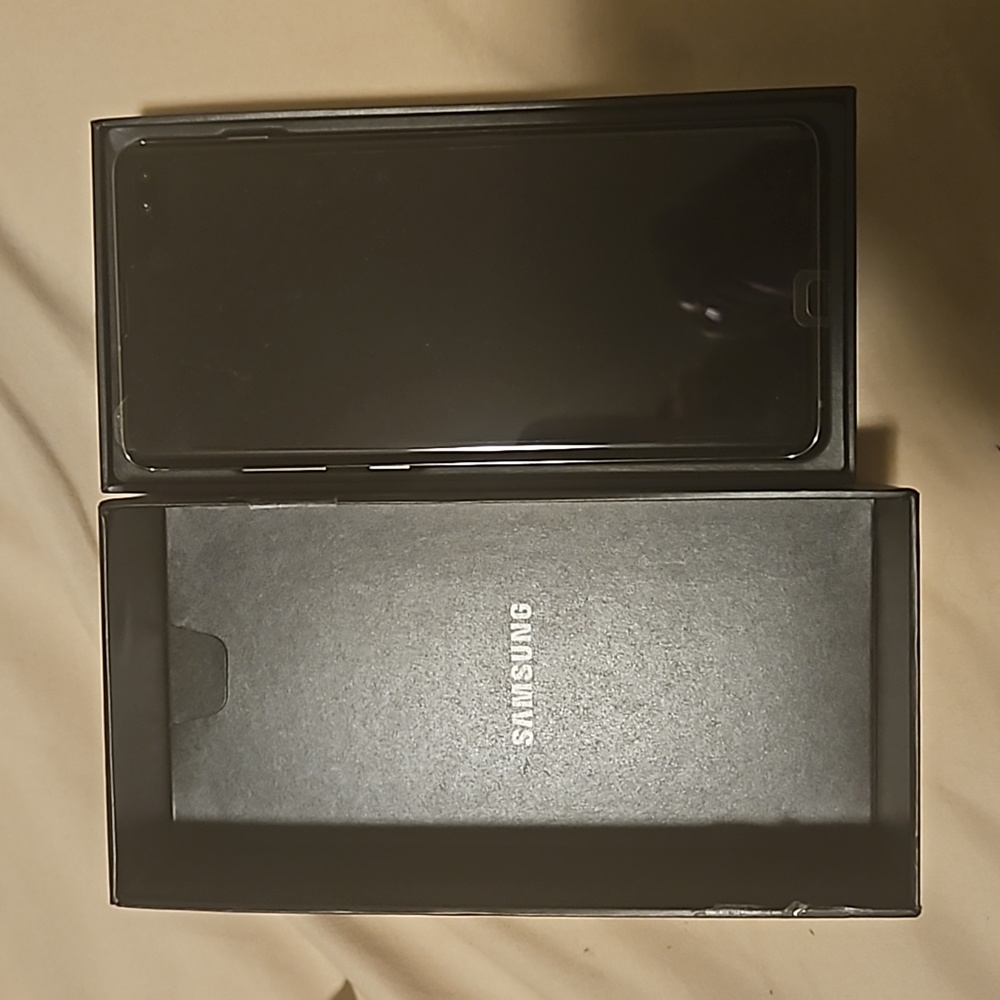 Brand new/ Unlocked Samsung S10 plus